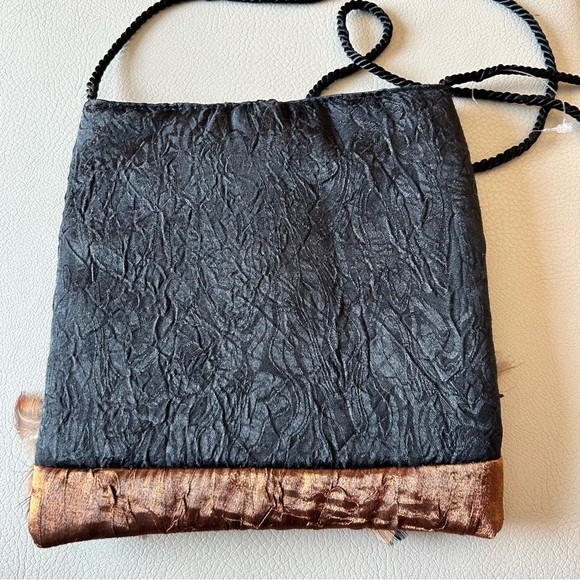 Chic Feather-Embellished Crossbody Bag in Black and Brown - Picture 3 of 6